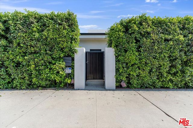 5456 Hazeltine Avenue, Sherman Oaks CA: https://media.crmls.org/mediaz/046c9146-de0b-42f6-bd52-e5f397650ac4.jpg