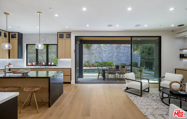 1530 N Beverly Drive, Beverly Hills CA: https://media.crmls.org/mediaz/046d3882-bbc5-4753-912b-a2ad1fe50ec7.jpg