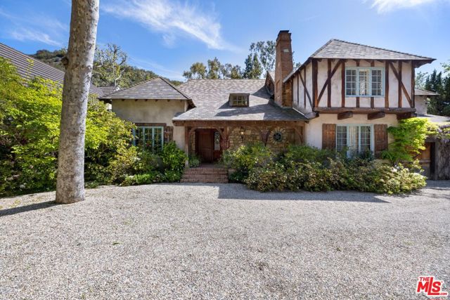 2562 Mandeville Canyon Road, Los Angeles CA: https://media.crmls.org/mediaz/046e116e-ef87-4c81-9999-efeab7ba5955.jpg