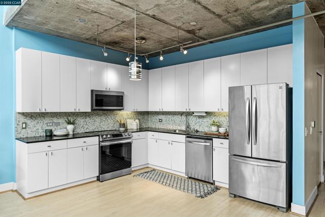 311 Oak St, Oakland CA: https://media.crmls.org/mediaz/046e7d95-5bcf-4249-9d6d-c75c831fd233.jpg