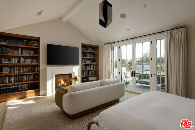 1628 Georgina Avenue, Santa Monica CA: https://media.crmls.org/mediaz/046e8110-64c9-4d58-80cb-f6568a00b3ba.jpg