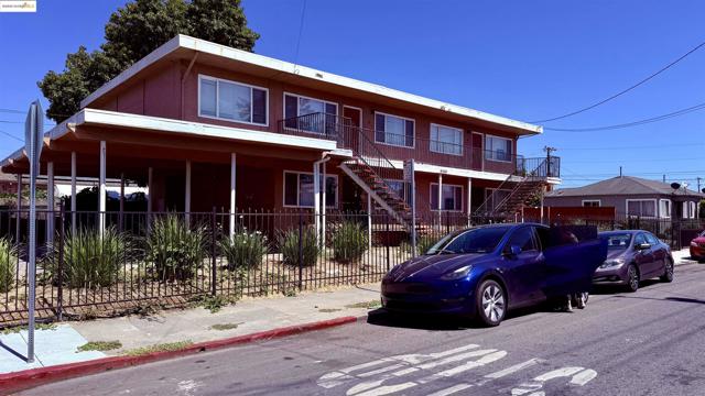 10100 Walnut, Oakland CA: https://media.crmls.org/mediaz/046ffea7-e823-415b-8ddf-114d1968f1b9.jpg