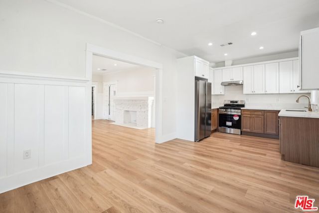 247 S Benton Way, Los Angeles CA: https://media.crmls.org/mediaz/04705417-195c-4c50-ac6e-1a7133427662.jpg