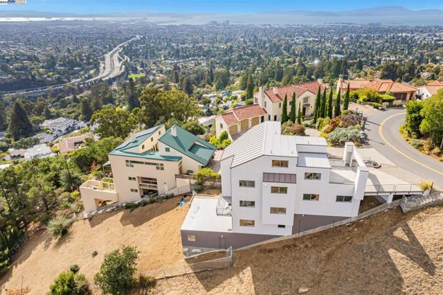 1522 Grand View Drive, Berkeley CA: https://media.crmls.org/mediaz/0470a24f-1dd6-4a47-9321-206835920e04.jpg