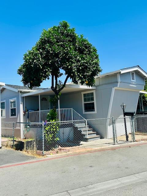 655 S. 34th Street, San Jose CA: https://media.crmls.org/mediaz/04728812-df66-4715-bea0-999b956183f3.jpg