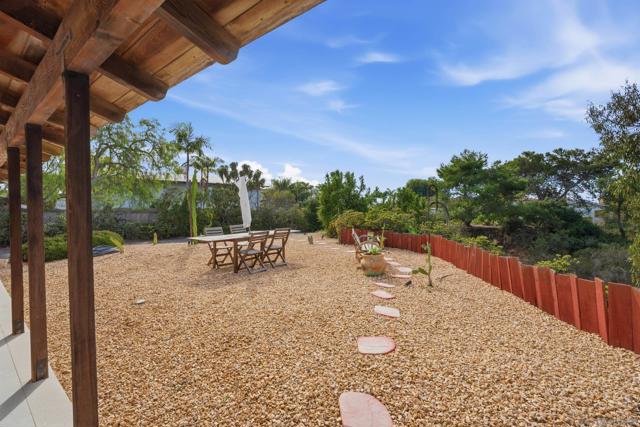 1047 Highland Dr, Del Mar CA: https://media.crmls.org/mediaz/04740c19-3feb-4525-aa86-0b7d6dc26582.jpg