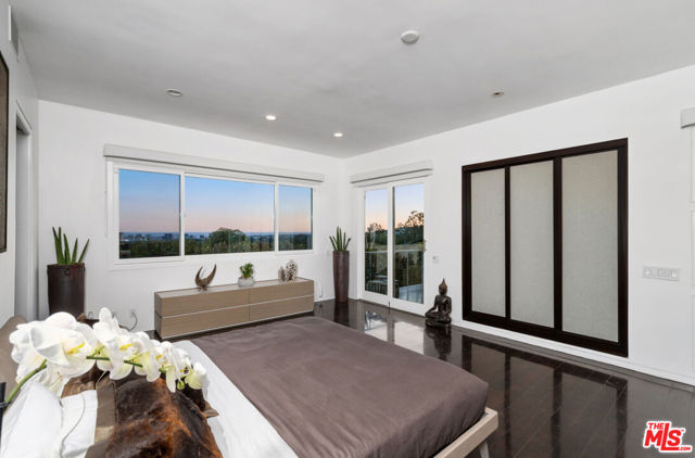 1415 Summitridge Drive, Beverly Hills CA: https://media.crmls.org/mediaz/04742d89-dc5d-438c-8583-961aba834f1e.jpg