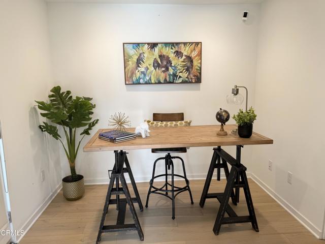 11594 Riverside Drive, Valley Village CA: https://media.crmls.org/mediaz/04761300-fad0-4dfa-8c07-48d41cde99c9.jpg