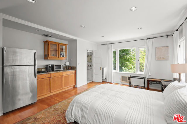 2558 Glendower Avenue, Los Angeles CA: https://media.crmls.org/mediaz/04761b1e-2681-4e0d-bf56-7b89d623fee0.jpg
