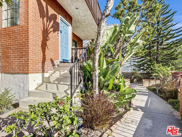 324 North Catalina Avenue, 1