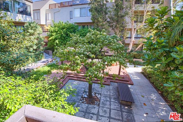 950 N Kings Road, West Hollywood CA: https://media.crmls.org/mediaz/0476da7e-53b7-4866-9932-114ad1e067ba.jpg