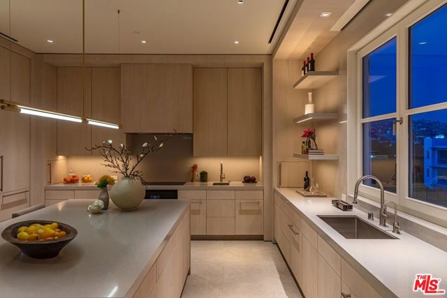 455 N Palm Drive, Beverly Hills CA: https://media.crmls.org/mediaz/047789df-5406-4625-8f9e-ebcb3e384dfa.jpg