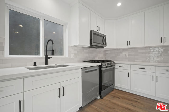 2808 S Cloverdale Avenue, Los Angeles CA: https://media.crmls.org/mediaz/0478d33c-8133-4d11-8493-0383c127f8db.jpg
