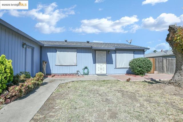 16059 Bizzibe St, Lathrop CA: https://media.crmls.org/mediaz/04790984-0aa7-434e-b4a1-0b2e567a0014.jpg