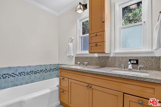 12151 La Maida Street photo 25