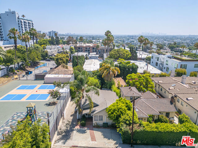 946 Hilldale Avenue, West Hollywood CA: https://media.crmls.org/mediaz/0479e997-0d6c-4ff5-8818-4d88b2e7ca66.jpg