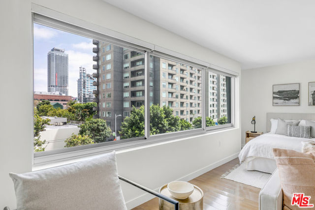 901 S Flower Street, Los Angeles CA: https://media.crmls.org/mediaz/047b890c-69e5-48b6-bf40-7dab796d9e4e.jpg