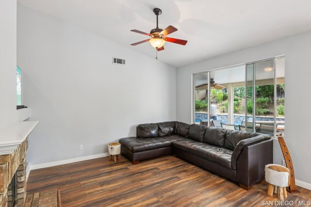 24641 Lincoln AVE, Murrieta CA: https://media.crmls.org/mediaz/047be477-b010-4e07-bb02-398019546324.jpg