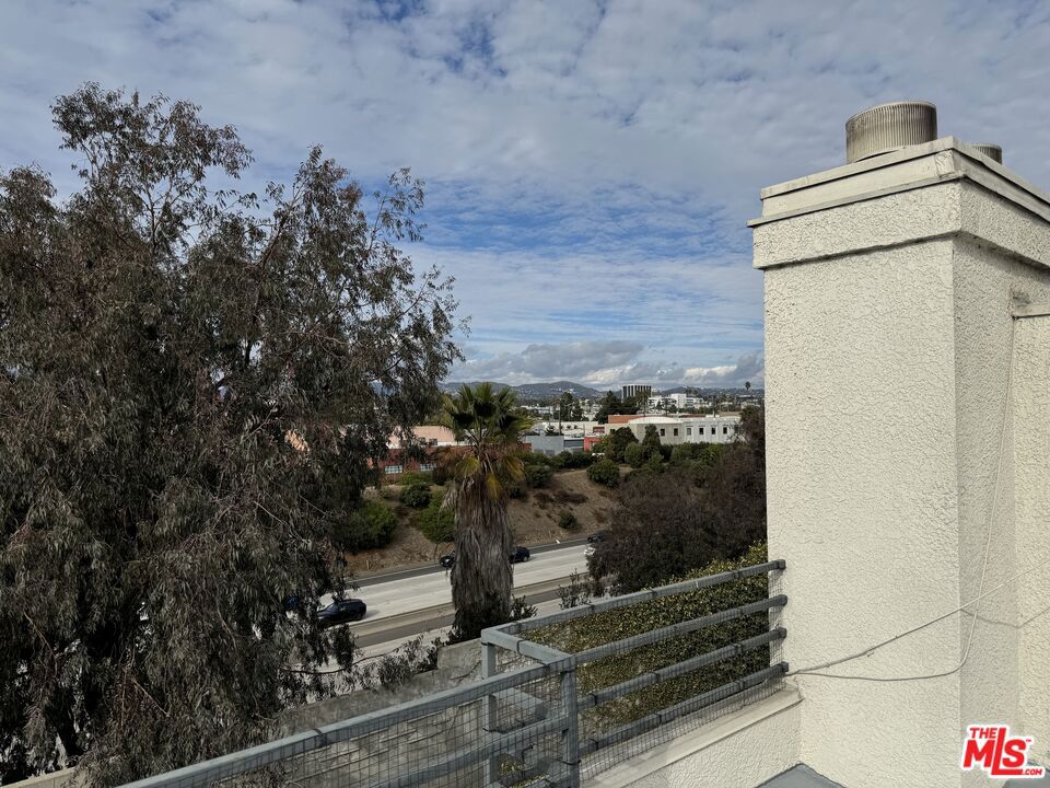 https://media.crmls.org/mediaz/047c82ad-474a-4220-8f2f-45c6c9b416f1.jpg?preset=X-Large