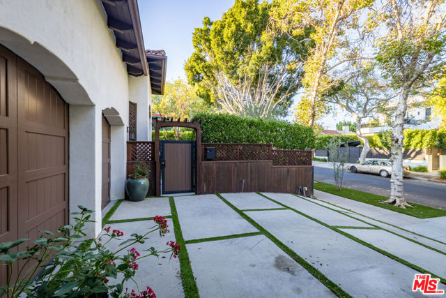 735 N Stanley Avenue, Los Angeles CA: https://media.crmls.org/mediaz/047d3586-f1d9-4832-b301-66642c0c47e8.jpg