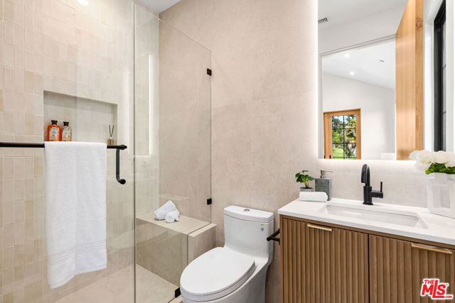 2565 Patricia Avenue, Los Angeles CA: https://media.crmls.org/mediaz/047ecc5e-8556-4027-9356-2d64ba8453f2.jpg