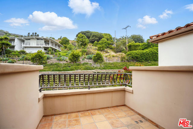 6440 Lunita Road, Malibu CA: https://media.crmls.org/mediaz/047f661d-ea06-4063-93d0-a86d67d714b6.jpg