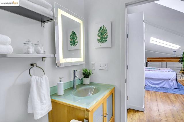 1695 15Th St, Oakland CA: https://media.crmls.org/mediaz/04811d9f-e612-4c5e-ad53-61507b56a31a.jpg