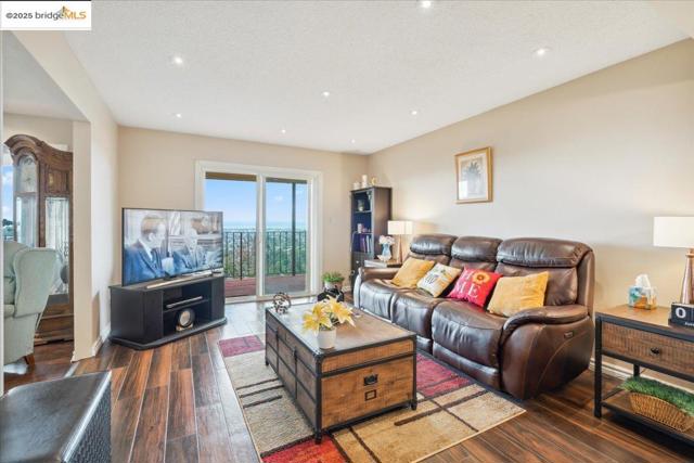11772 Cranford Way, Oakland CA: https://media.crmls.org/mediaz/04813176-3712-4276-9307-fc3ab2cc3641.jpg