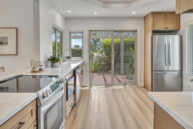 12880 Circulo Dardo, San Diego CA: https://media.crmls.org/mediaz/04814050-29b5-4bb9-86ed-4f0a1e765bb8.jpg