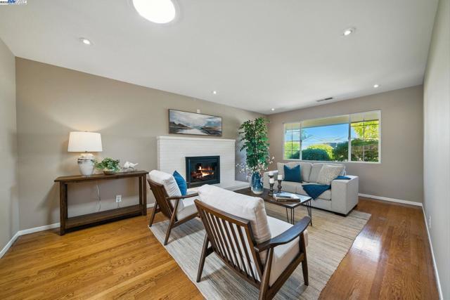 420 Camden Rd, Alameda CA: https://media.crmls.org/mediaz/04822d6c-caa0-4c21-9343-27a8a42de1d8.jpg