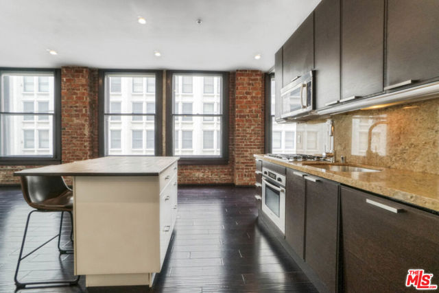 460 S Spring Street, Los Angeles CA: https://media.crmls.org/mediaz/0482d00b-3b2a-46e6-9e7e-8e73e0f15123.jpg