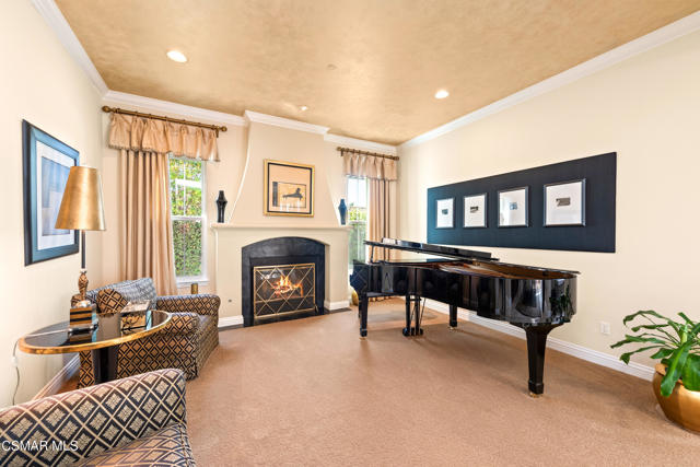 1008 N Country Club Drive, Simi Valley CA: https://media.crmls.org/mediaz/04830b30-f3aa-4e87-9d47-c4d712e4870a.jpg