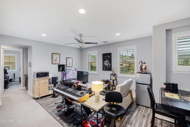 6923 Ridgemark Court, Moorpark CA: https://media.crmls.org/mediaz/048372c0-dc82-4774-9354-defc79781e0e.jpg