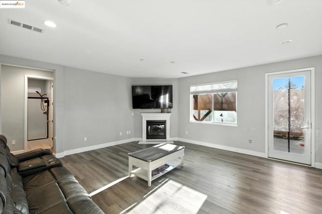 536 Aster St, Vacaville CA: https://media.crmls.org/mediaz/0483a71b-e1d0-462c-a9cc-c2af9832aa27.jpg