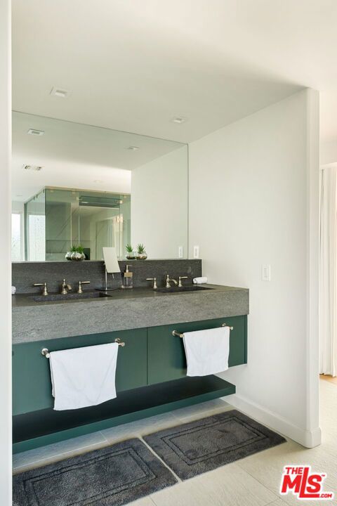 7868 Electra Drive, Los Angeles CA: https://media.crmls.org/mediaz/0483f83c-3707-4e36-965c-4cbf90a6de9b.jpg