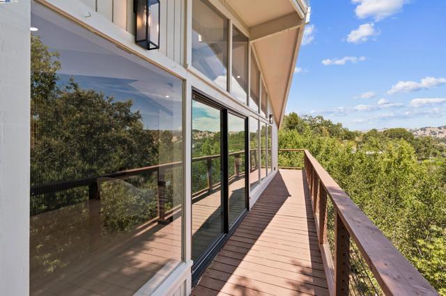 723 Redwood Rd, San Anselmo CA: https://media.crmls.org/mediaz/0483fce3-f663-4a10-85b0-56ee4e2c8e53.jpg