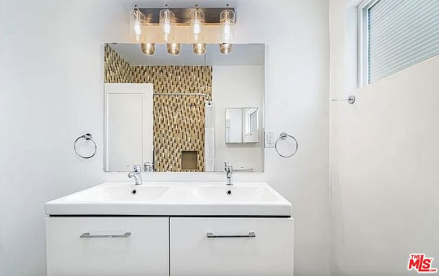 5112 Edgewood Place, Los Angeles CA: https://media.crmls.org/mediaz/04857407-79ab-4a6b-84ec-9caf626a21f0.jpg