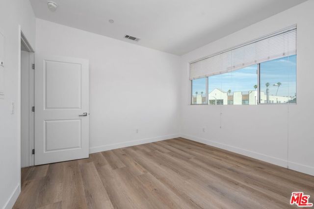 1183 CRENSHAW Boulevard, Los Angeles CA: https://media.crmls.org/mediaz/04861890-0608-4d91-90f6-1ec5d4199149.jpg