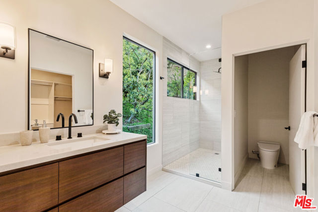 1401 N Bundy Drive, Los Angeles CA: https://media.crmls.org/mediaz/04869b52-086a-4fb1-8ffb-9e288abab245.jpg