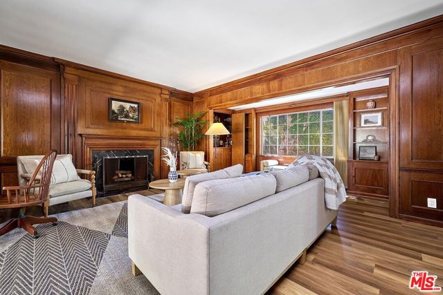 728 S Windsor Boulevard, Los Angeles CA: https://media.crmls.org/mediaz/0486bc58-1e24-4c64-ab68-8ea84351c843.jpg