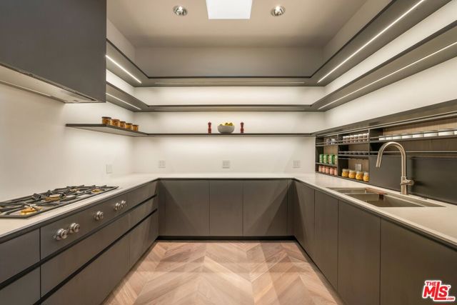 9405 Sierra Mar Place, Los Angeles CA: https://media.crmls.org/mediaz/048733ad-e666-4e7c-9834-d8cddd3fd32c.jpg
