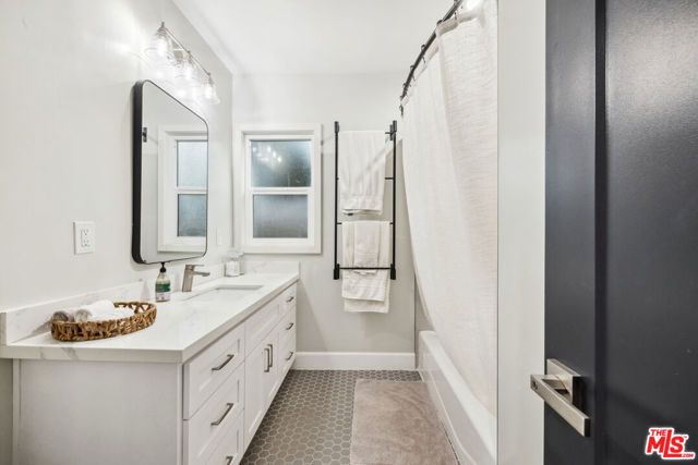 821 S Cloverdale Avenue, Los Angeles CA: https://media.crmls.org/mediaz/048755ab-a381-45c7-aa0c-183dc8a337cd.jpg