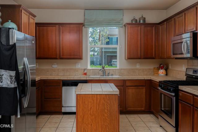 Detail Gallery Image 14 of 31 For 1927 Holt Rinehart Ave, Bakersfield,  CA 93311 - 3 Beds | 3 Baths