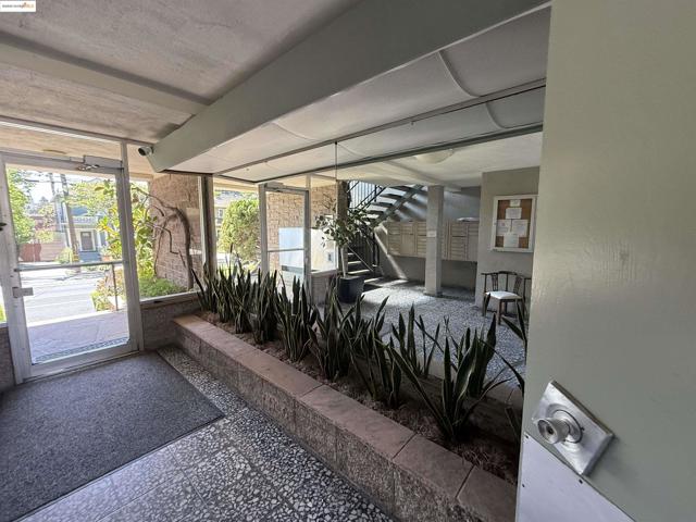 3877 Howe St, Oakland CA: https://media.crmls.org/mediaz/048863b2-0aee-4825-8854-45b70b3c3dde.jpg