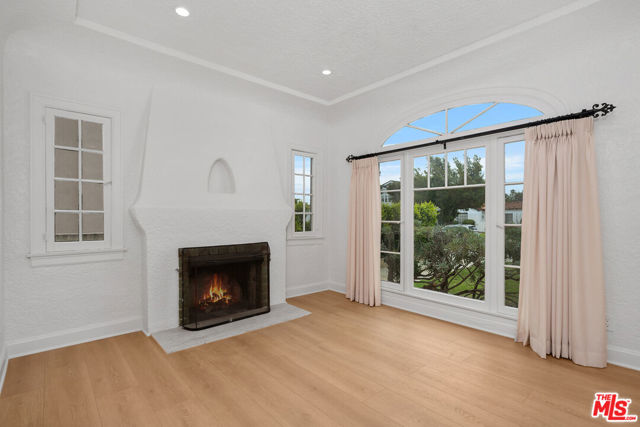 827 23rd Street, Santa Monica CA: https://media.crmls.org/mediaz/0488c09e-d65c-4bdc-ae83-e23e3f0ba374.jpg