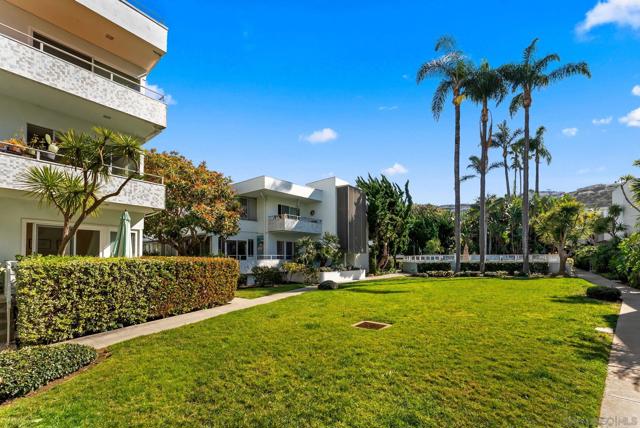 2360 Torrey Pines Rd, La Jolla CA: https://media.crmls.org/mediaz/04894452-2505-4068-a3a4-684073fe4dbd.jpg