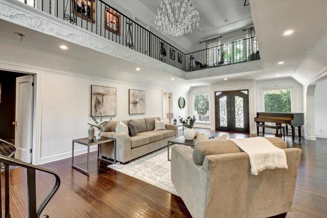 1901 N Catalina Street, Los Angeles CA: https://media.crmls.org/mediaz/048976a0-3ce7-4385-bad1-19b56fcd103b.jpg