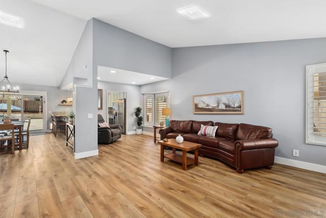 1683 Mustang Way, Oceanside CA: https://media.crmls.org/mediaz/04898c0a-69b5-4d4c-9094-db11c1dc7699.jpg