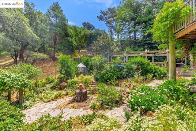 5950 Grizzly Peak Blvd, Oakland CA: https://media.crmls.org/mediaz/0489ed46-aca6-44b2-84da-99a1a59739fc.jpg