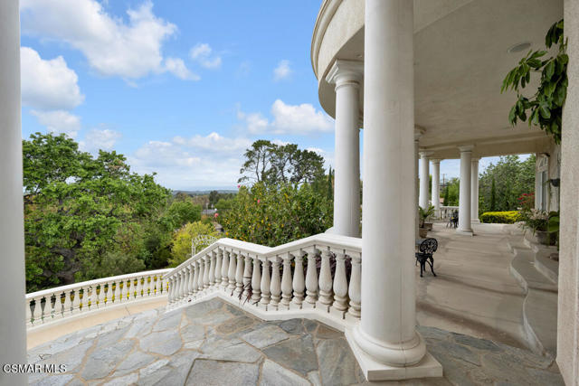 932 Rosario Drive, Thousand Oaks CA: https://media.crmls.org/mediaz/048a3314-a4b7-4b50-8fc4-6e178bb810eb.jpg